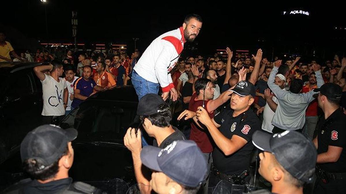 Galatasaraylı taraftarlar çıldırdı Yönetim istifa Fanatik