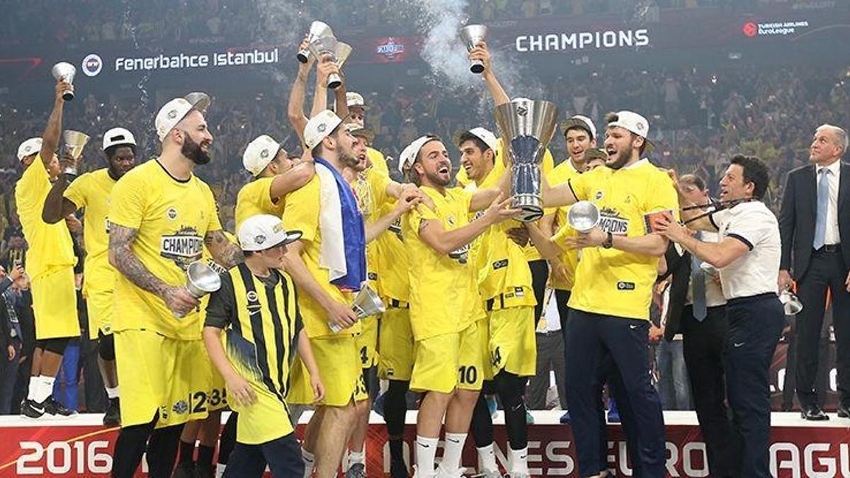 Fenerbahçeli basketbolcuların şampiyonluk kutlaması Fanatik Gazetesi