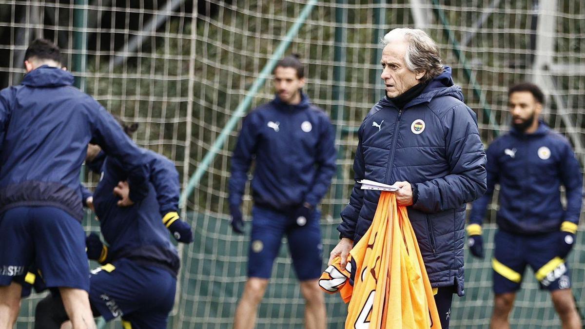 Fenerbahçe nin Gaziantep FK maçı kamp kadrosu belli oldu Fanatik