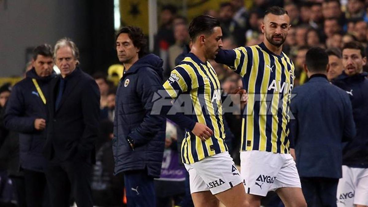 Fenerbah E Galatasaray Derbisinde Rfan Can Kahveci Ye K Rm Z Kart