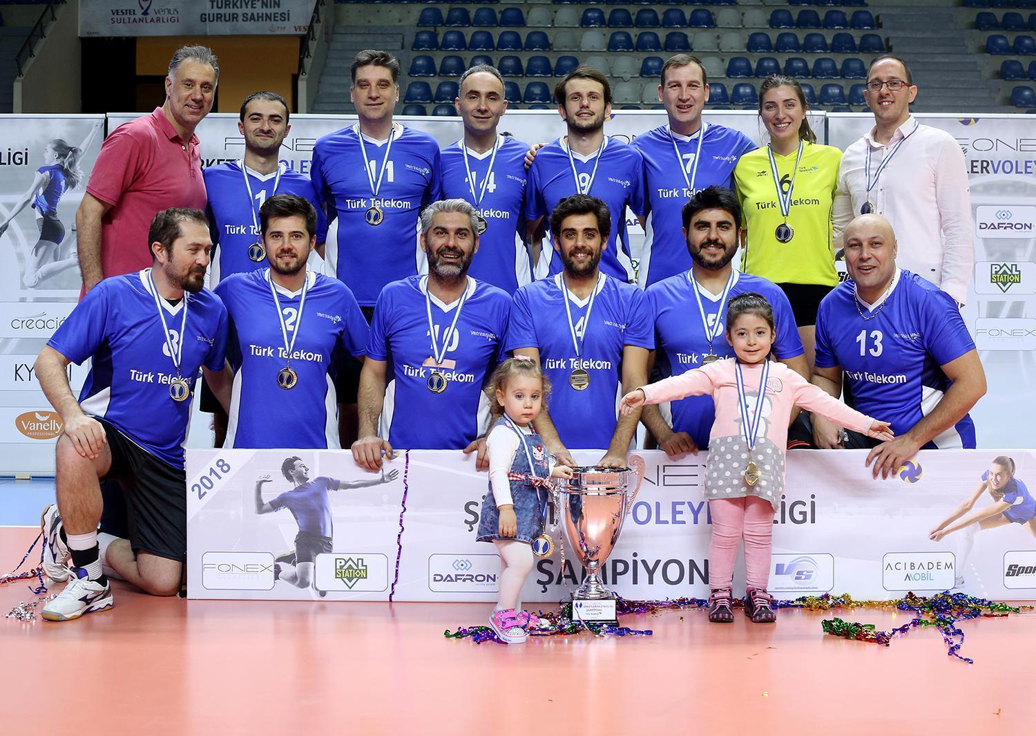 Fonex Şirketler Voleybol Ligi Şampiyonları Yapı Kredi Bankası ve Türk Telekom