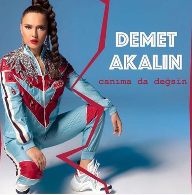 Demet Akalının albüm kapağından imla hatası çıktı