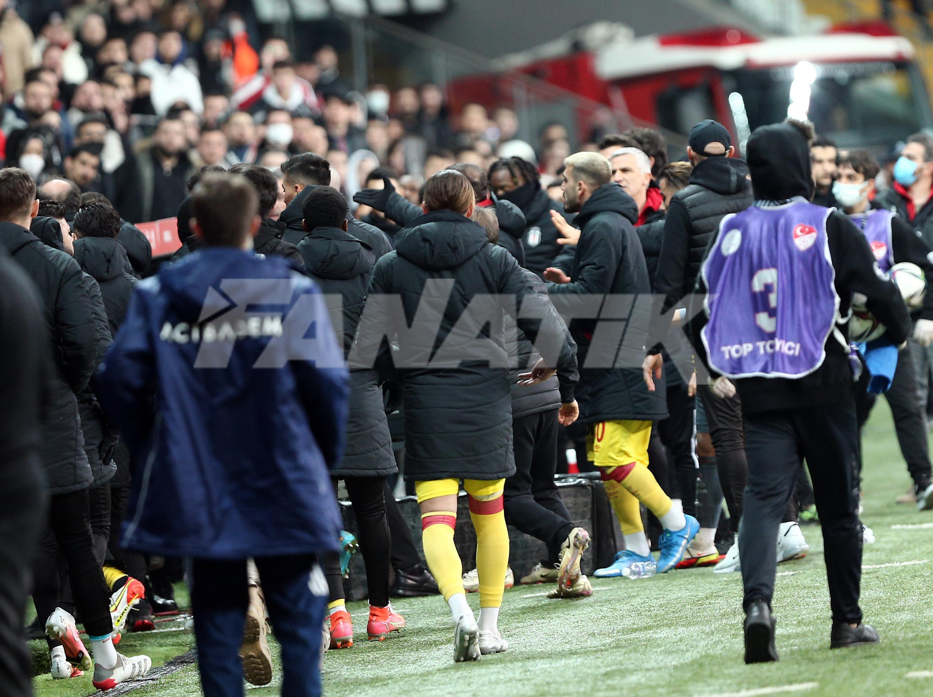 Son dakika Beşiktaş - Göztepe maçında olay Halil Akbunar ile Serdar Topraktepe birbirine girdi