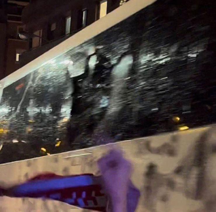 Real Madrid otobüsüne saldırı Camlar kırıldı