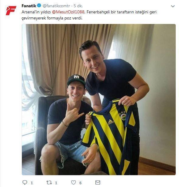 Mesut Özil Fenerbahçe formasıyla poz verdi