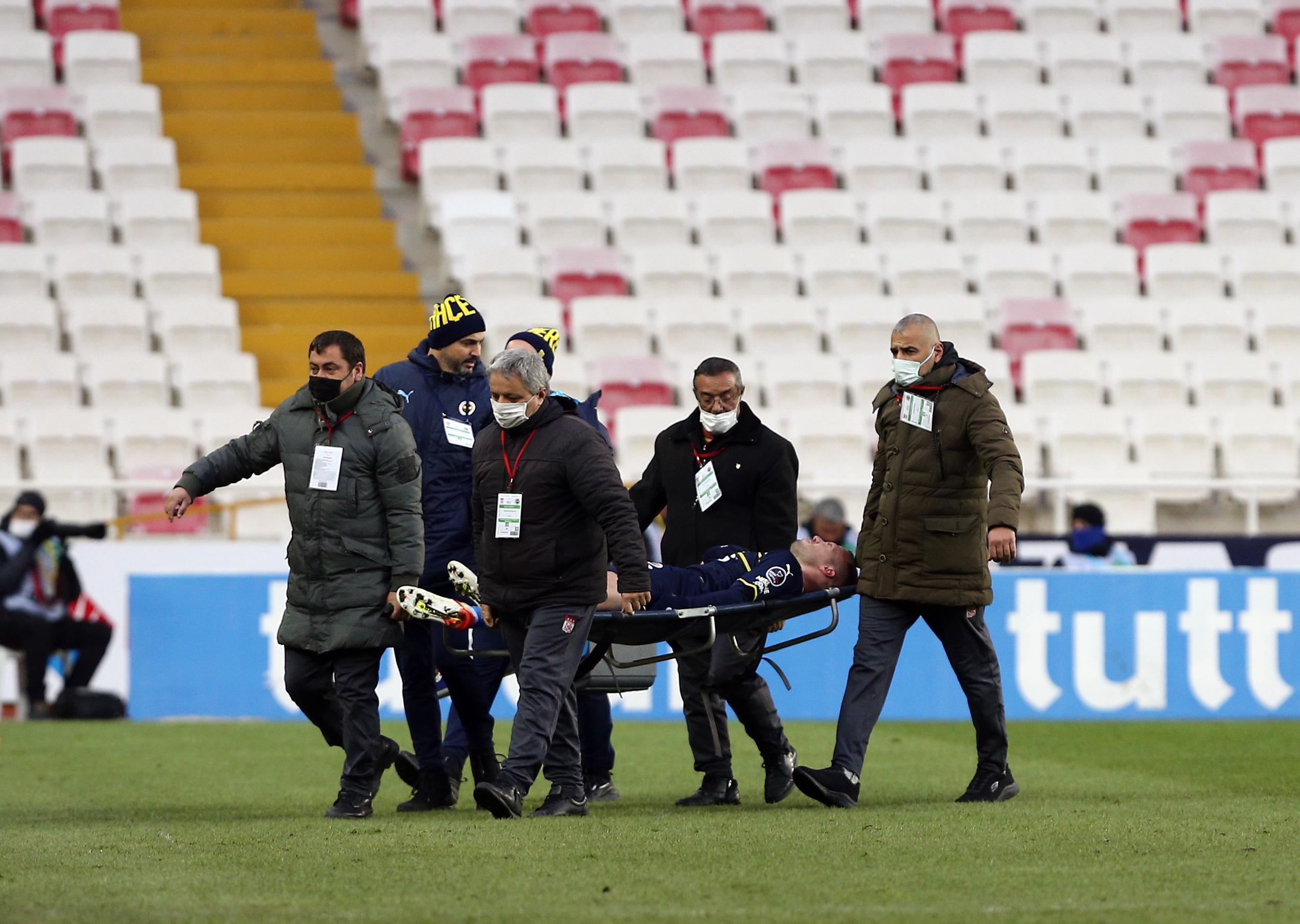 Son dakika | Fenerbahçeye kötü haber İsmail Kartal açıkladı: Üstüne basamıyor, yürüyemiyor
