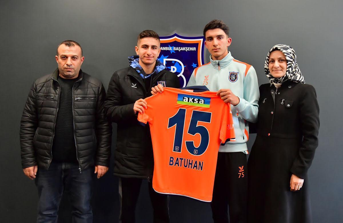 Başakşehir, Batuhan Çelik ile profesyonel sözleşme imzaladı