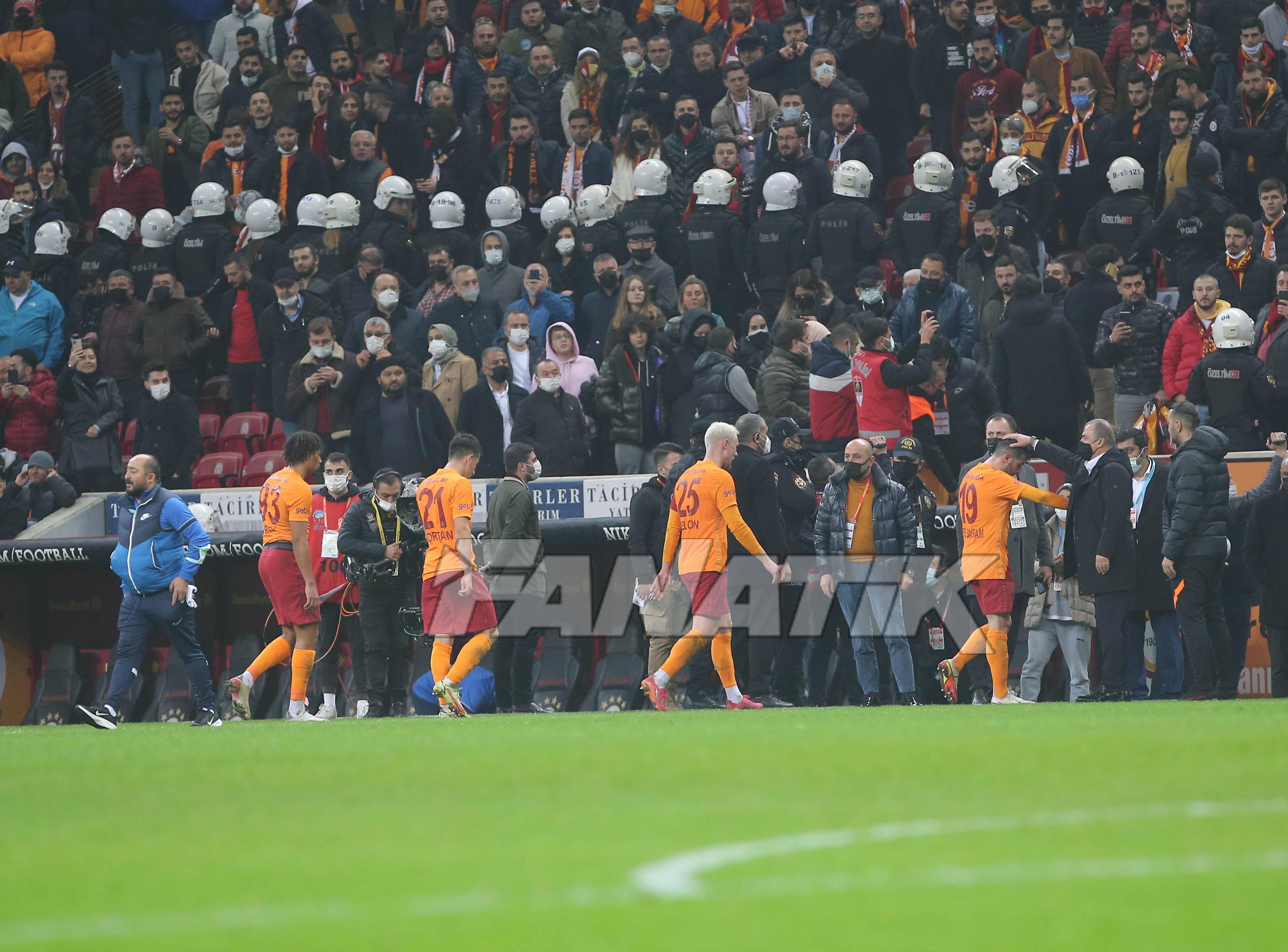 Galatasaray taraftarından olay tepki: Formayı çıkarın, s.. gidin