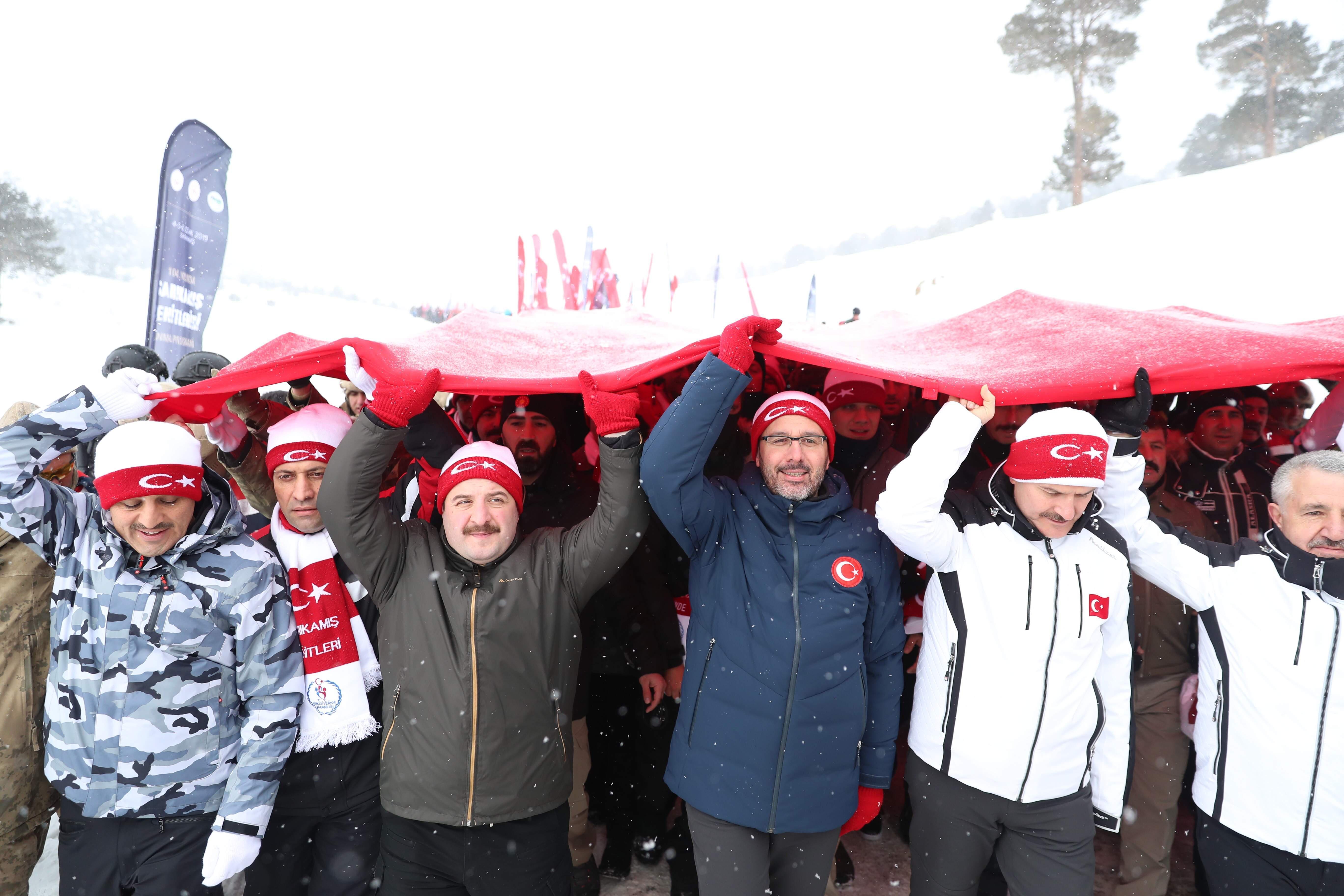 Bakan Kasapoğlu Şehit Mehmetçiklerin kardan heykellerinin açılışına katıldı