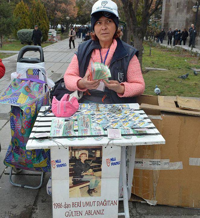 Bir dönemin ünlü şarkıcısı Gülten Yaşar, Milli Piyango bileti satıyor