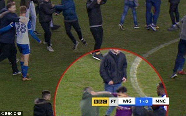 Manchester City, Wigan Athletice kaybetti, saha içi karıştı