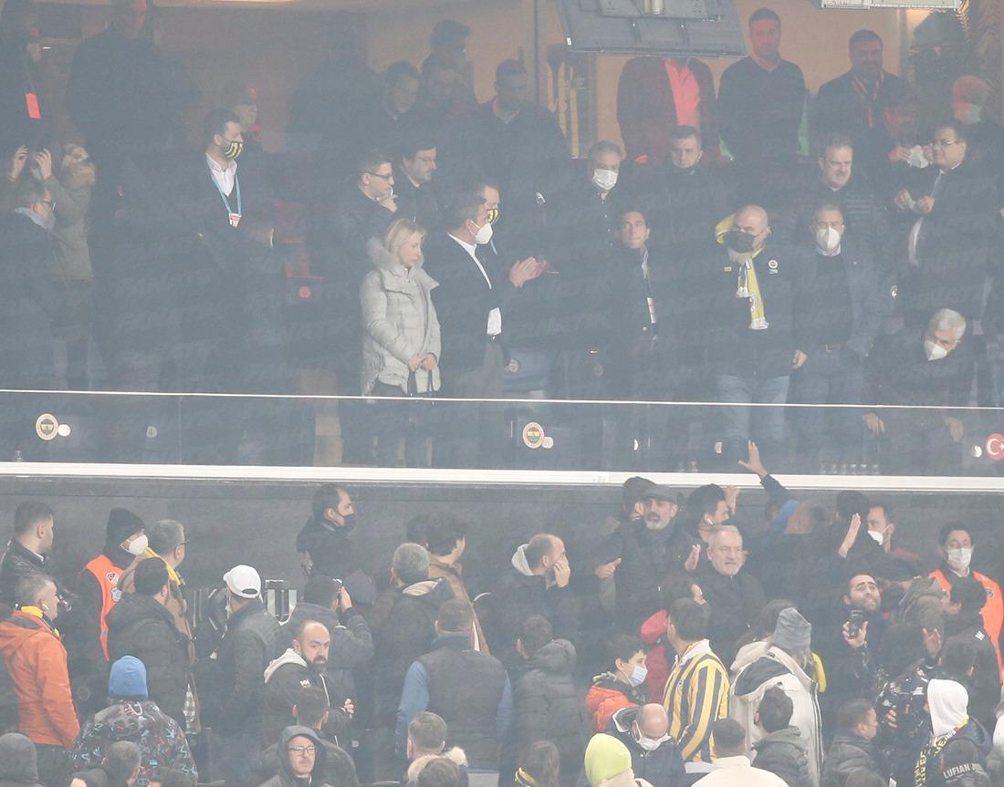 SON DAKİKA Fenerbahçe taraftarından Ali Koç ve yönetim istifa sesleri
