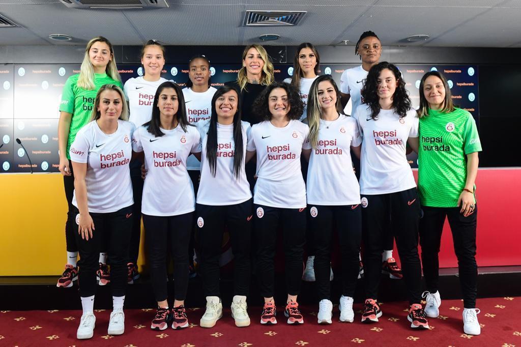 Galatasaray Kadın Futbol Takımında 12 imza