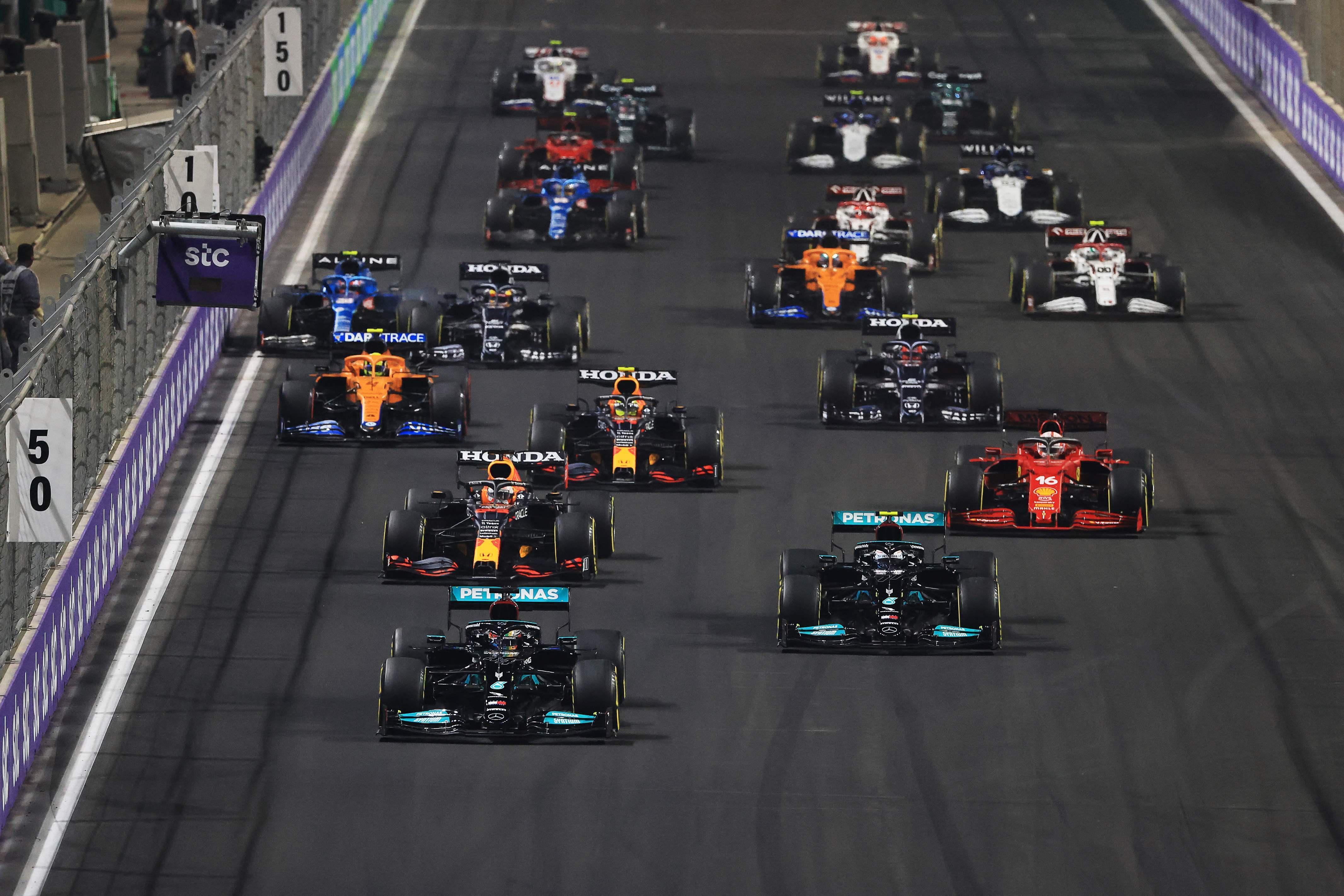 Olaylı Suudi Arabistan GPde zafer Lewis Hamiltonın