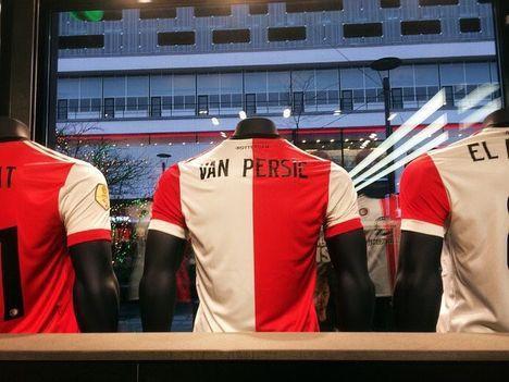 Son dakika- Feyenoord, Van Persie formalarını satışa çıkardı