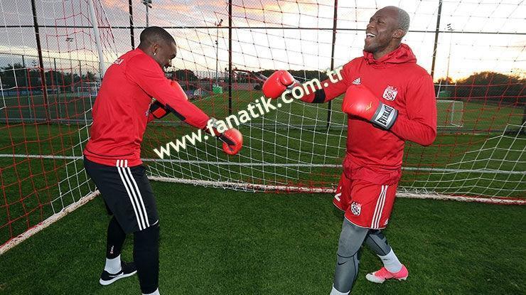 Sivassporun golcüleri Bifouma ve Kone, rakiplerine meydan okudu