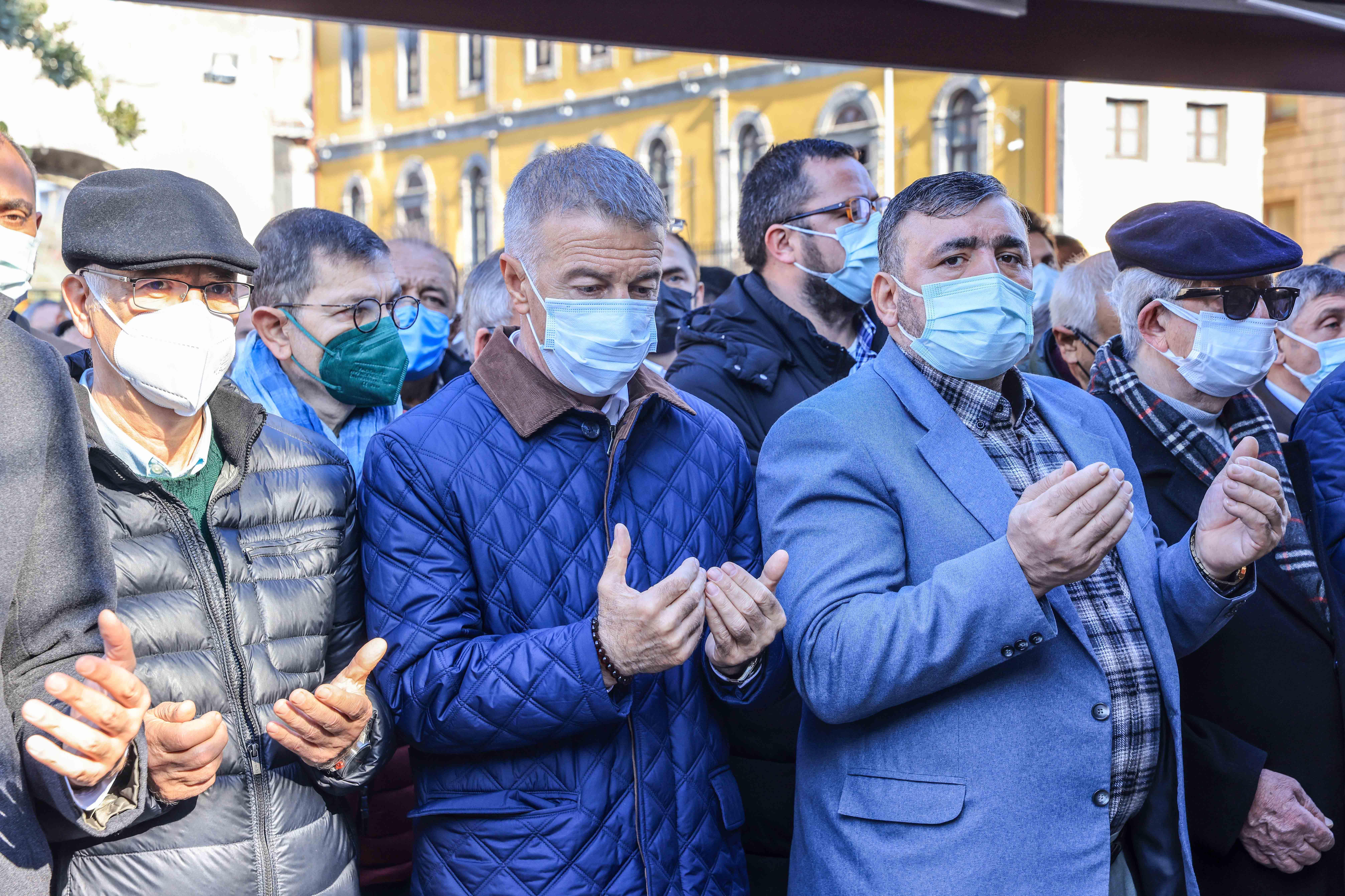 Trabzonsporun eski genel sekreteri Bülent Akyazıcının cenazesi toprağa verildi
