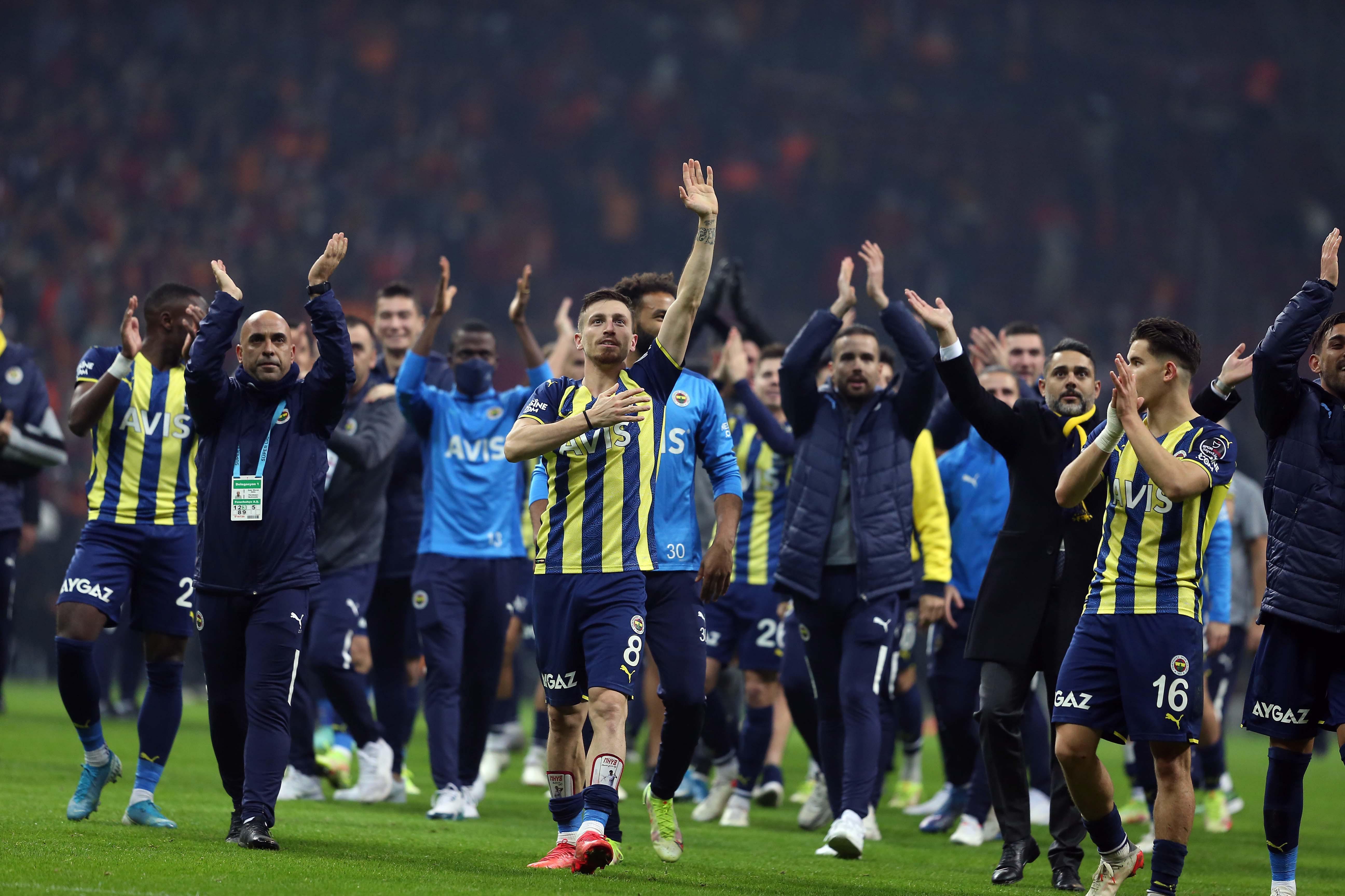 Fenerbahçe, Galatasaray zaferini deplasman tribününün önünde kutladı