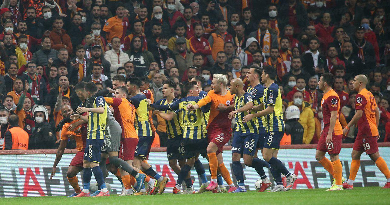 Galatasaray-Fenerbahçe derbisinde olay Saha bir anda karıştı...
