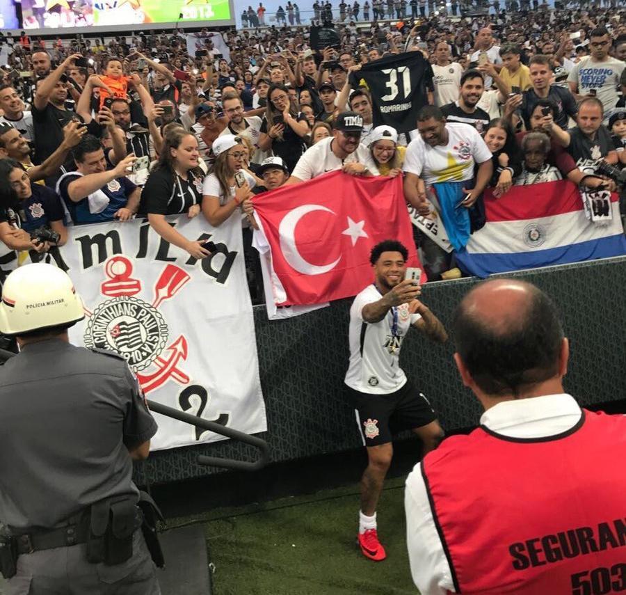 Colin Kazım şampiyonluğu Türk bayrağıyla kutladı