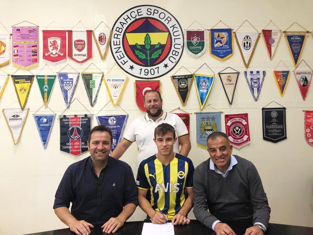 Fenerbahçe, Ruhan Arda Aksoyla profesyonel sözleşme imzaladı