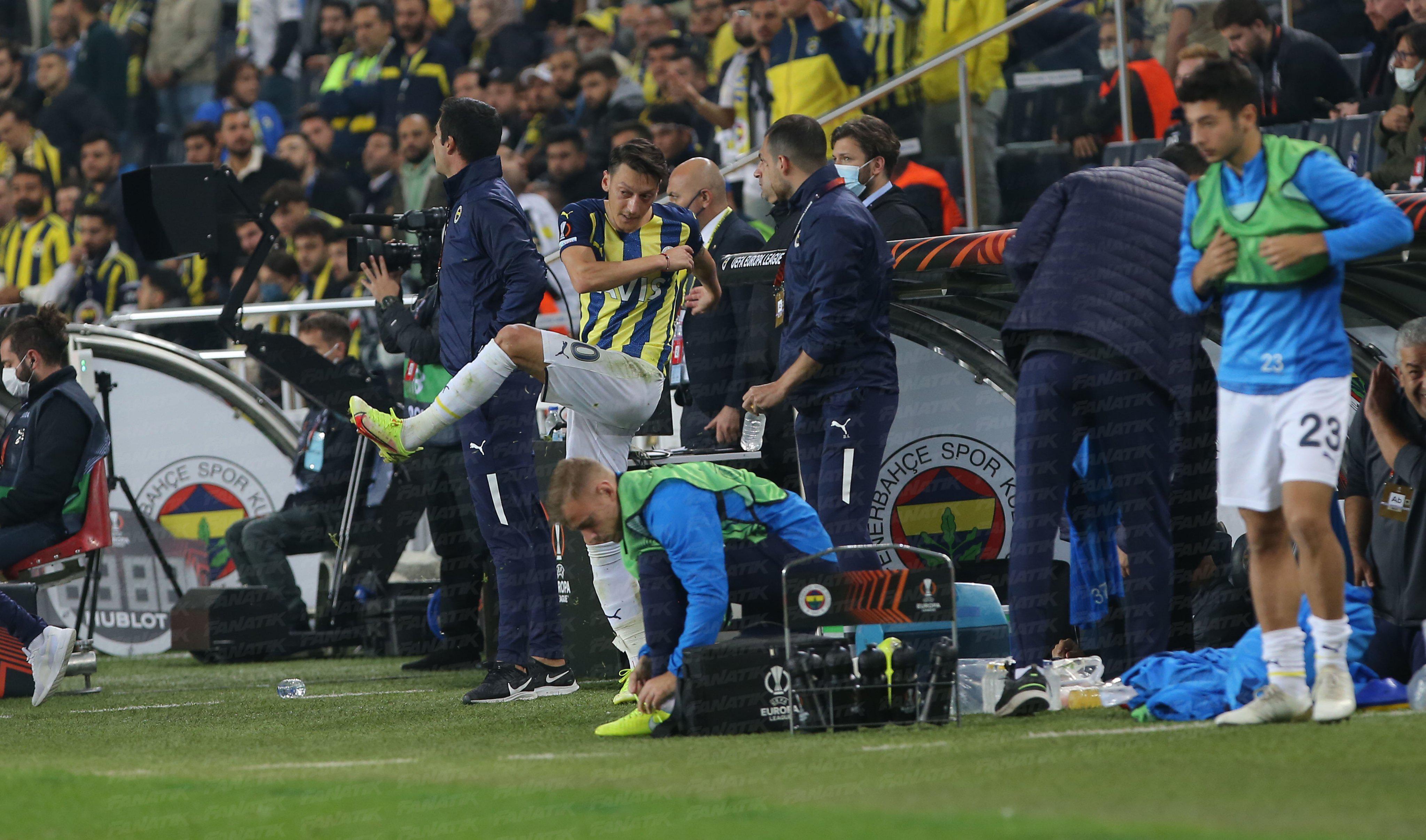 Fenerbahçede Mesut Özilden Vitor Pereiraya şok tepki Çılgına döndü, su şişelerini tekmeledi
