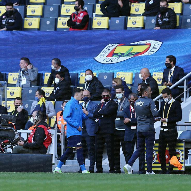 Fenerbahçede Mesut Özilden Vitor Pereiraya şok tepki Çılgına döndü, su şişelerini tekmeledi