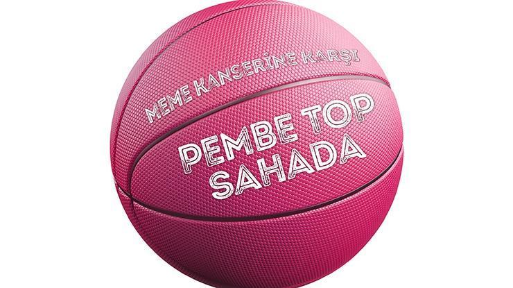 Pembe Top Sahada projesinde gönüllü destekçi Elçin Sangu