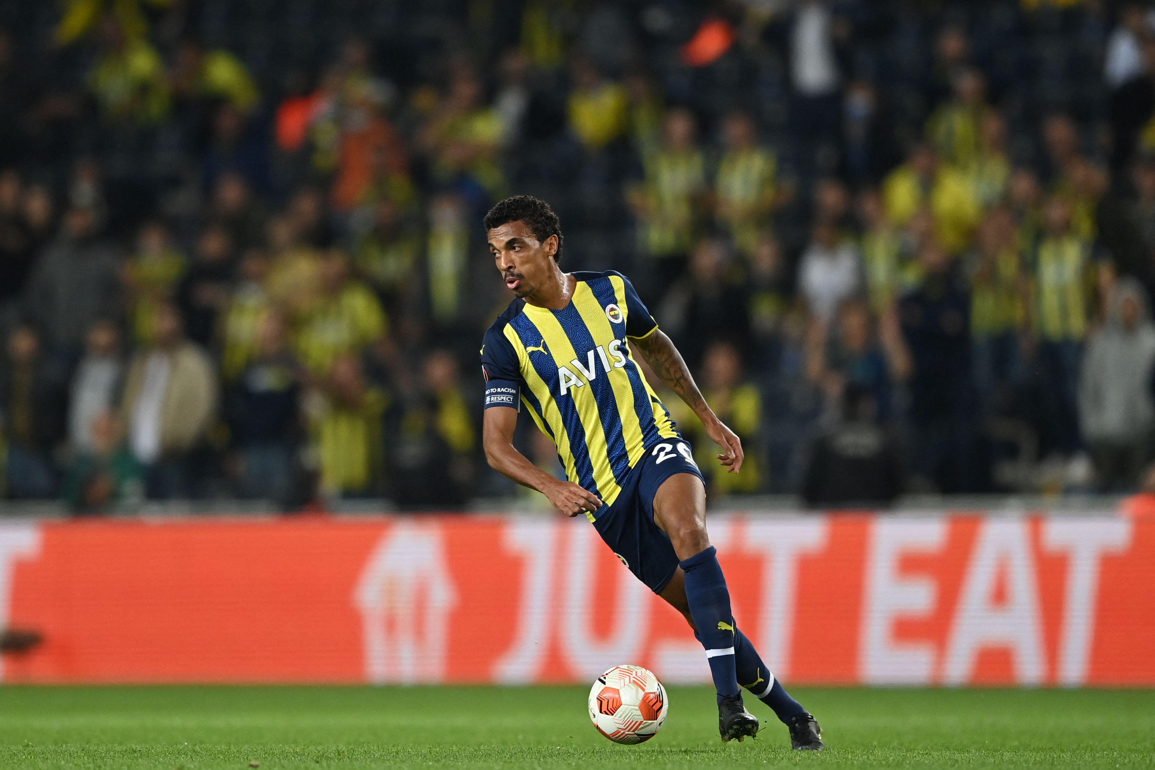 Fenerbahçe haberi: Ülker Stadında Mert Hakan Yandaş ve Luiz Gustavoya tepki