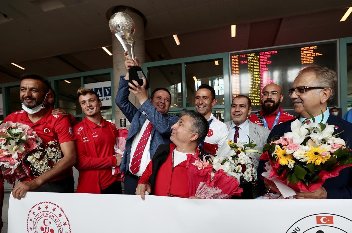 Avrupa şampiyonu Ampute Milli Futbol Takımı, Ankarada çiçeklerle karşılandı