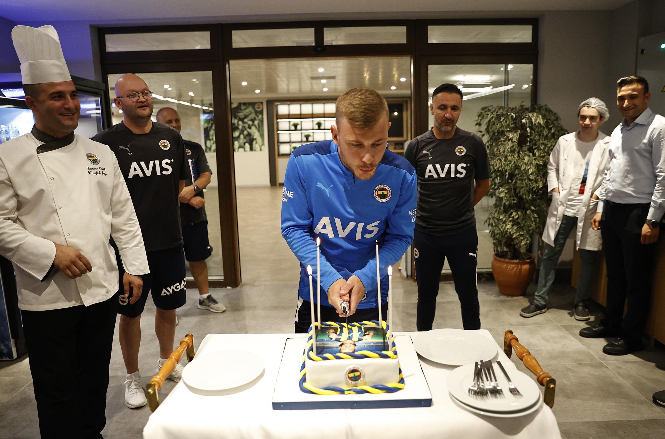 Fenerbahçede Max Meyerin doğum günü kutlandı