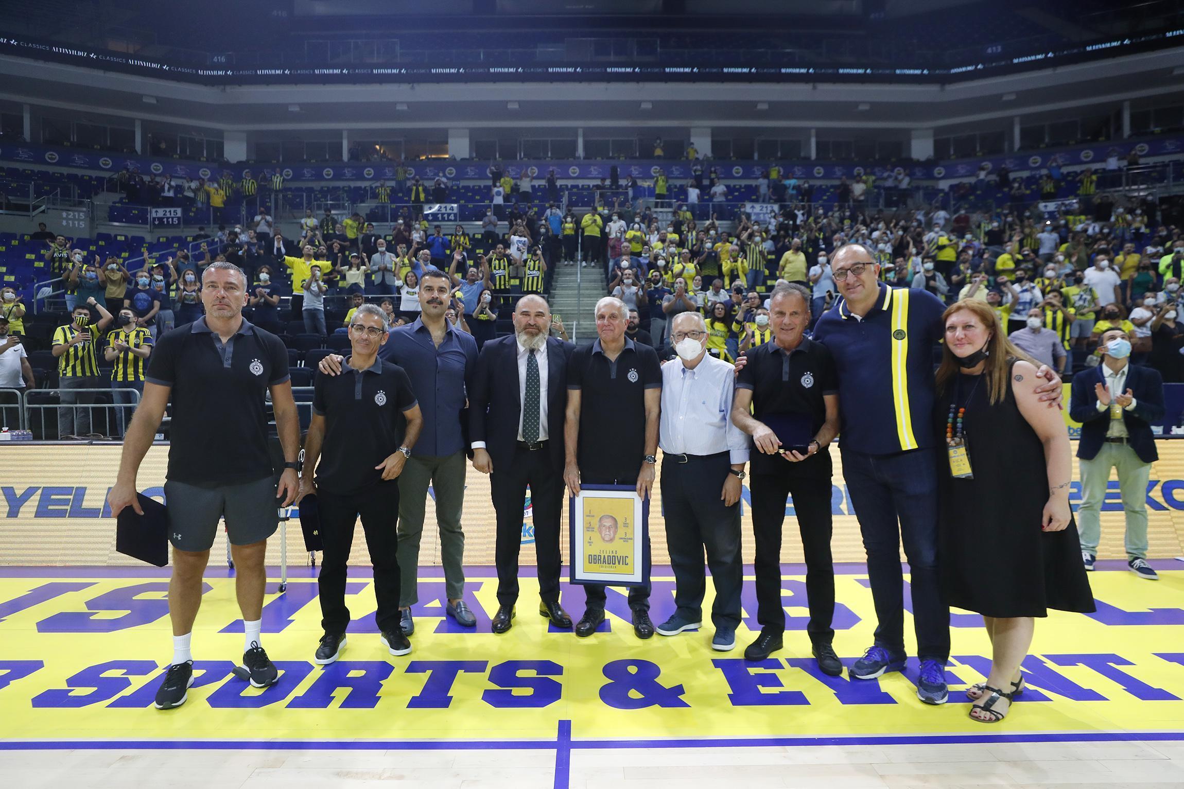 Fenerbahçeden Obradovic ve yardımcılarına plaket