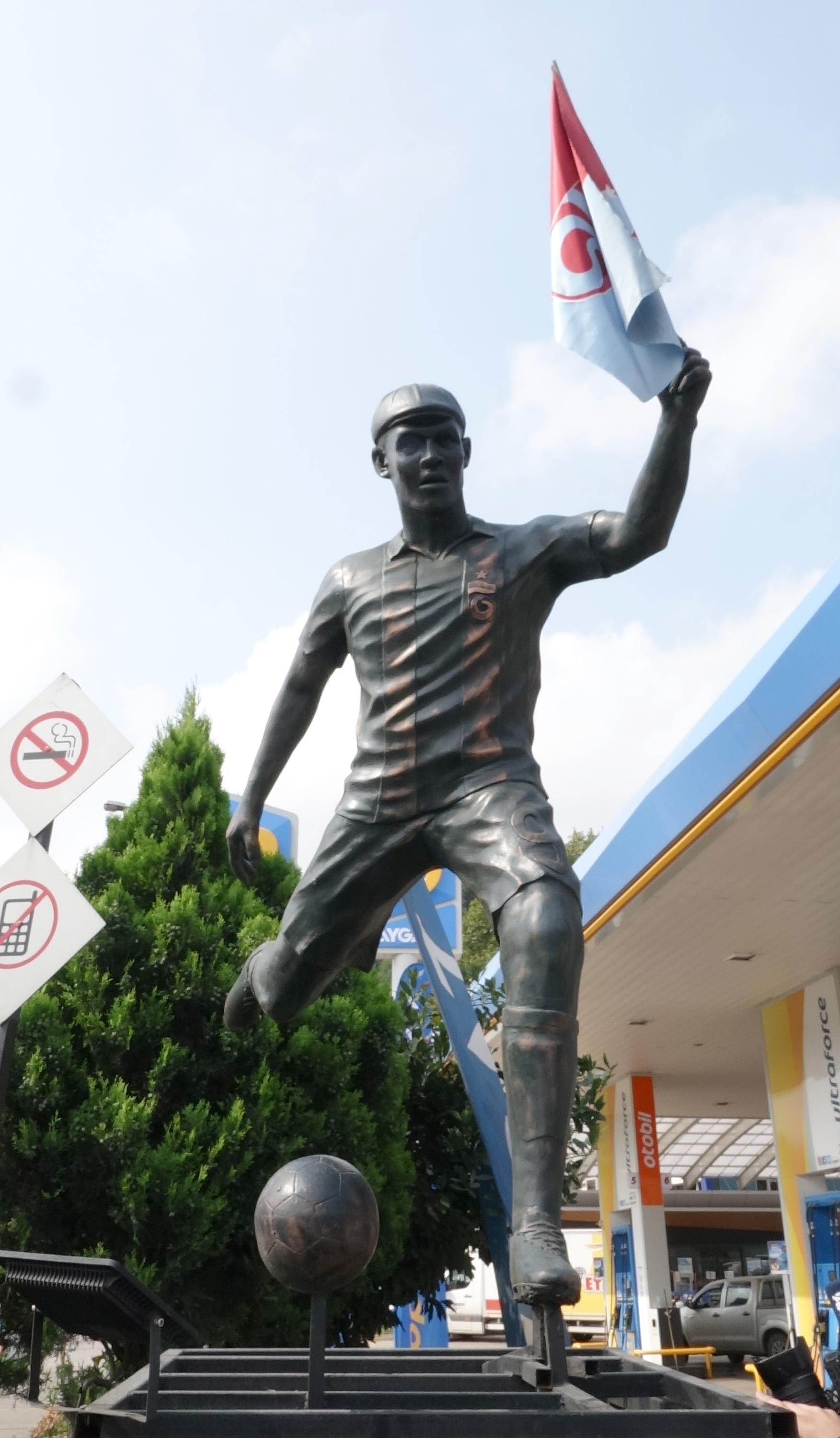 Trabzonspor haberi... Trabzonda Nwakaemenin heykeli dikildi