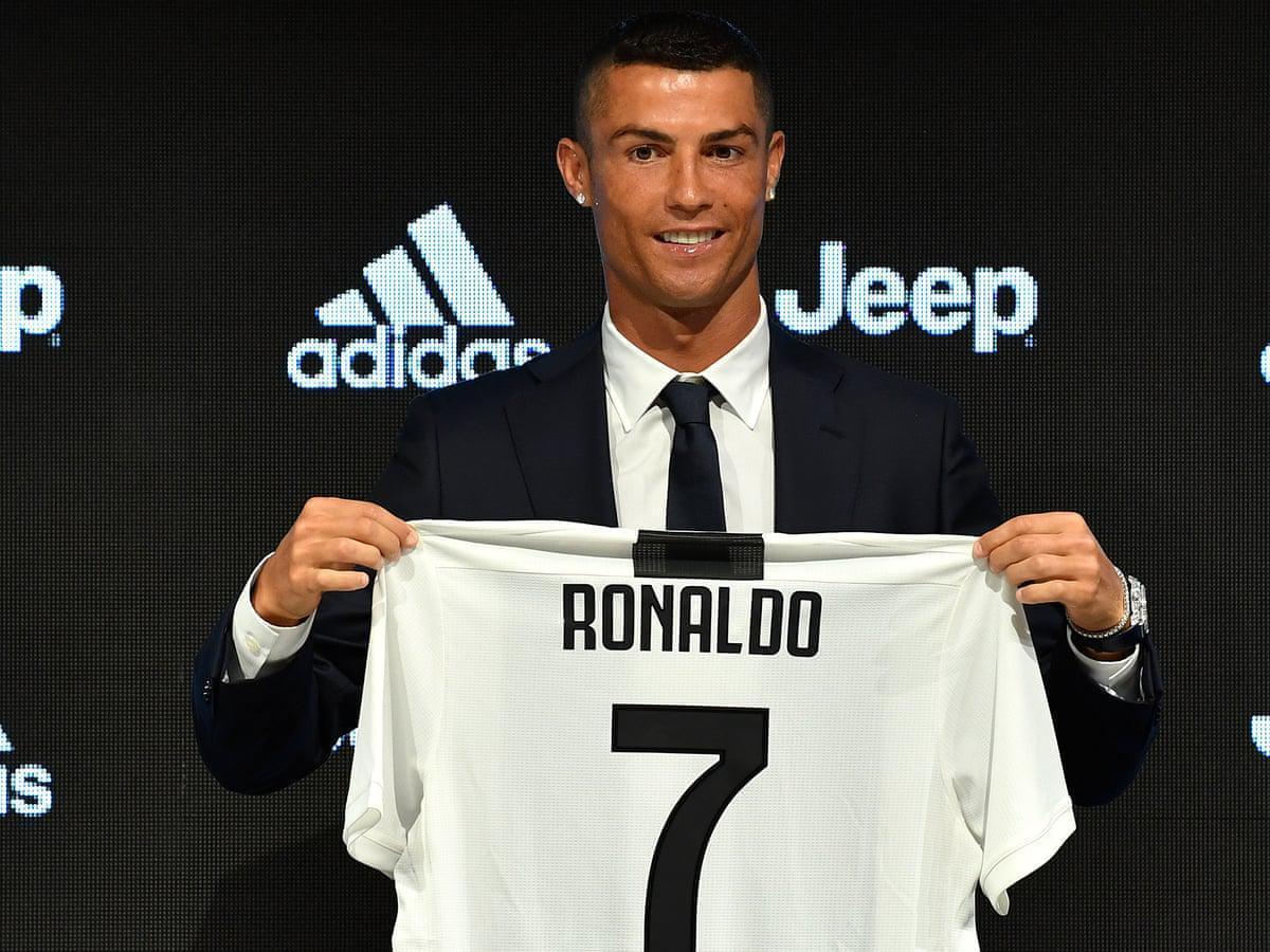 Dev forma satışı... Cristiano Ronaldonun rekoru artık Lionel Messide