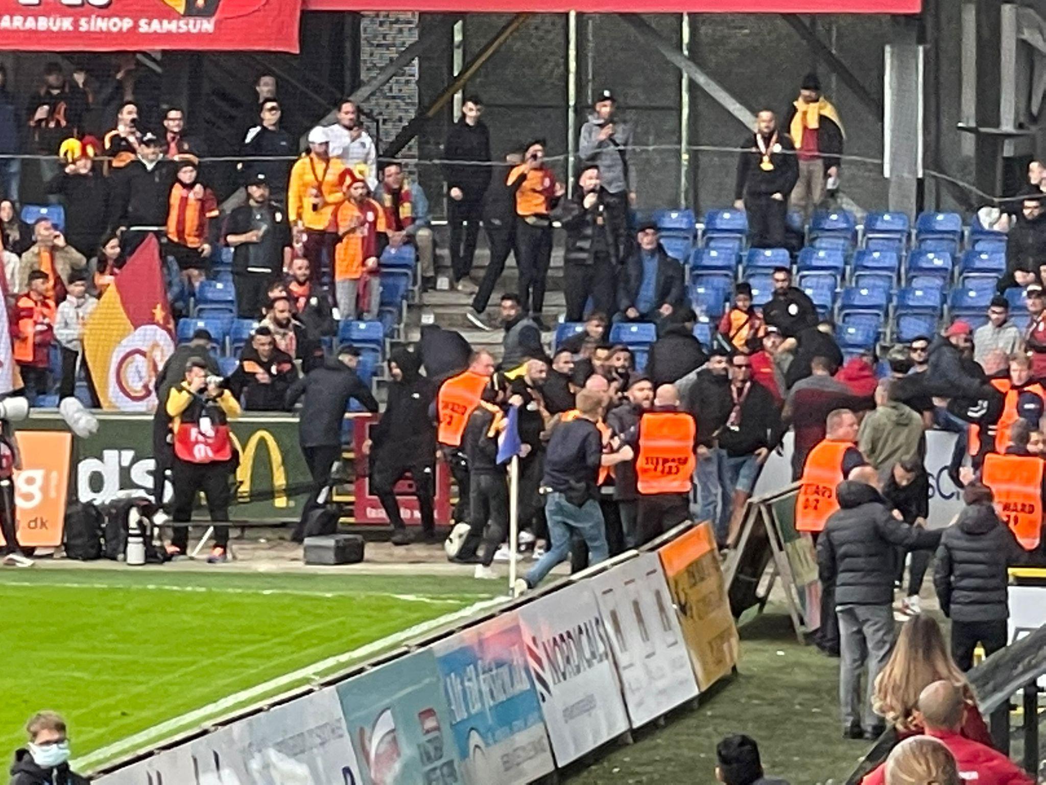 Son dakika Randers-Galatasaray maçı öncesi şok kavga