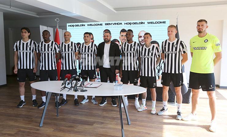 Altay, teknik direktör Mustafa Denizli ve yeni futbolcular için imza töreni düzenledi