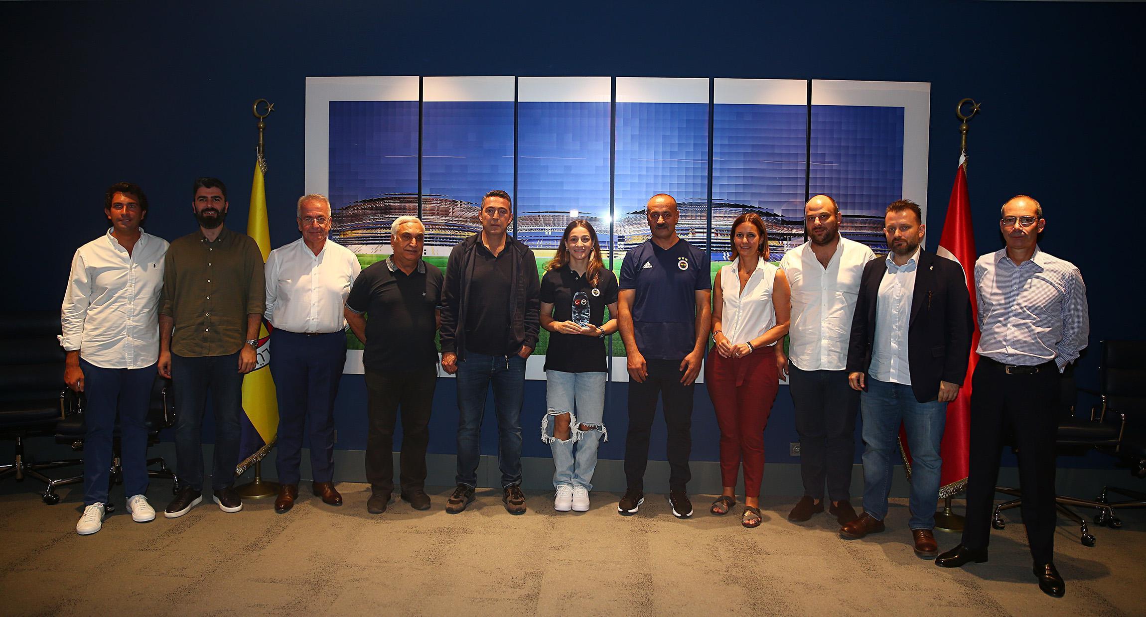 Fenerbahçe Başkanı Ali Koç, Buse Naz Çakıroğlu ile bir araya geldi