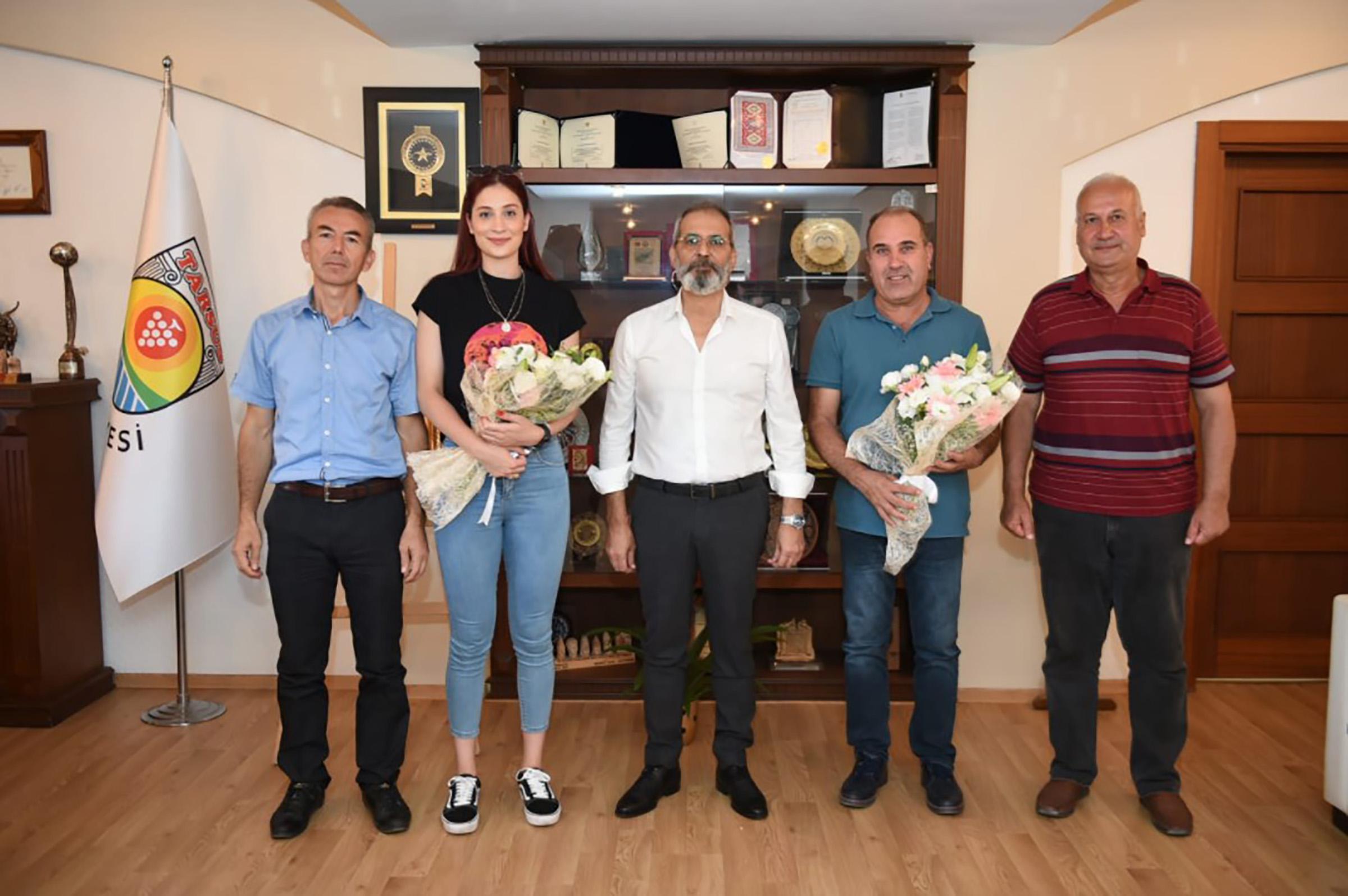 Tuğba Şenoğlu, Tarsus Belediye Başkanı Haluk Bozdoğanı ziyaret etti