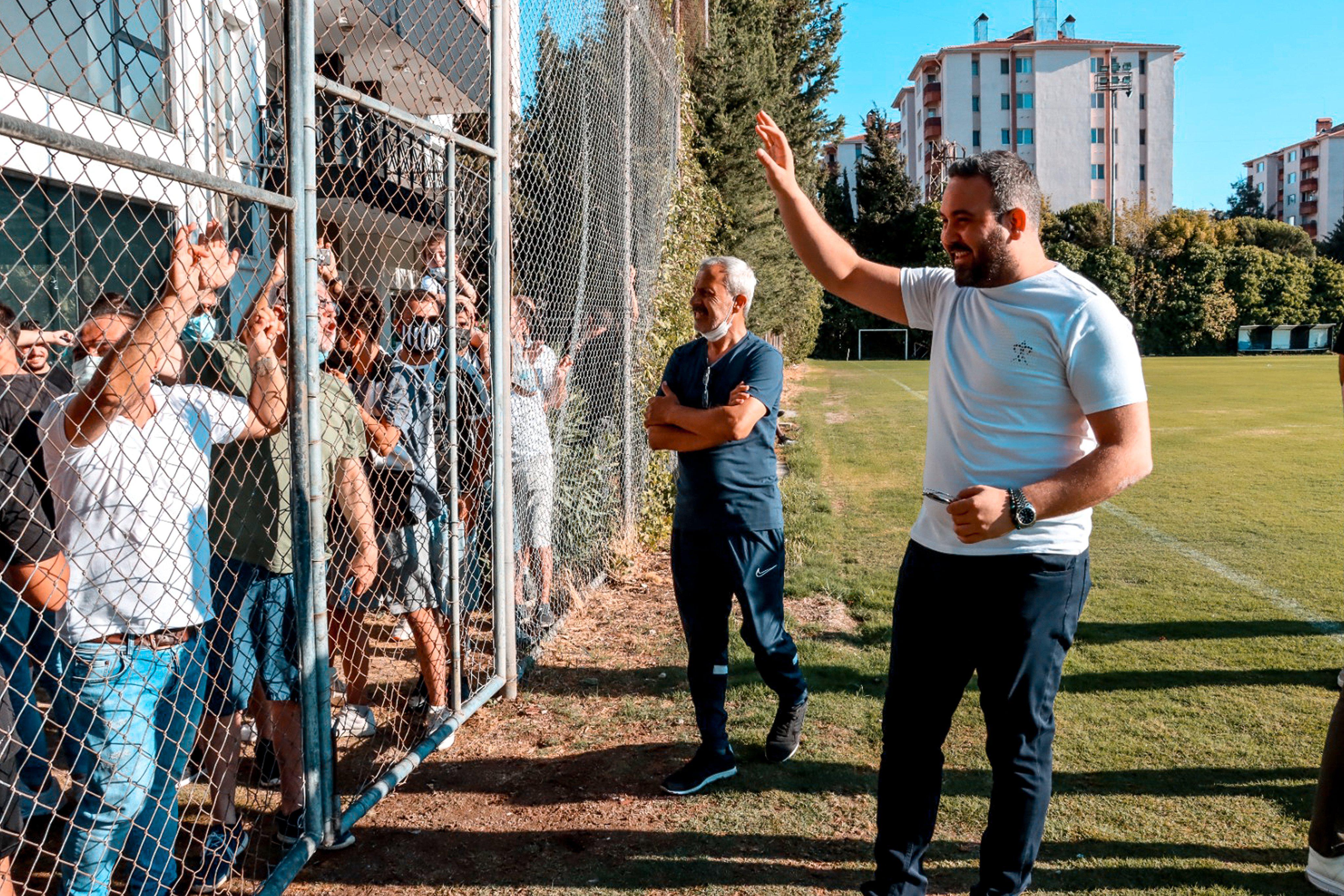 Altaylı taraftarlardan Mustafa Denizliye sevgi gösterisi, futbolculara moral