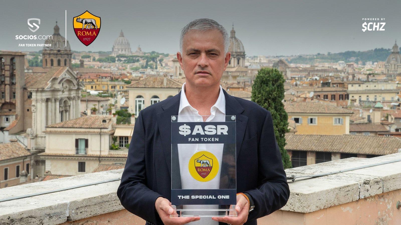 Sociostan İtalyada Jose Mourinhoya Türkiyede Fatih Terime özel plaket