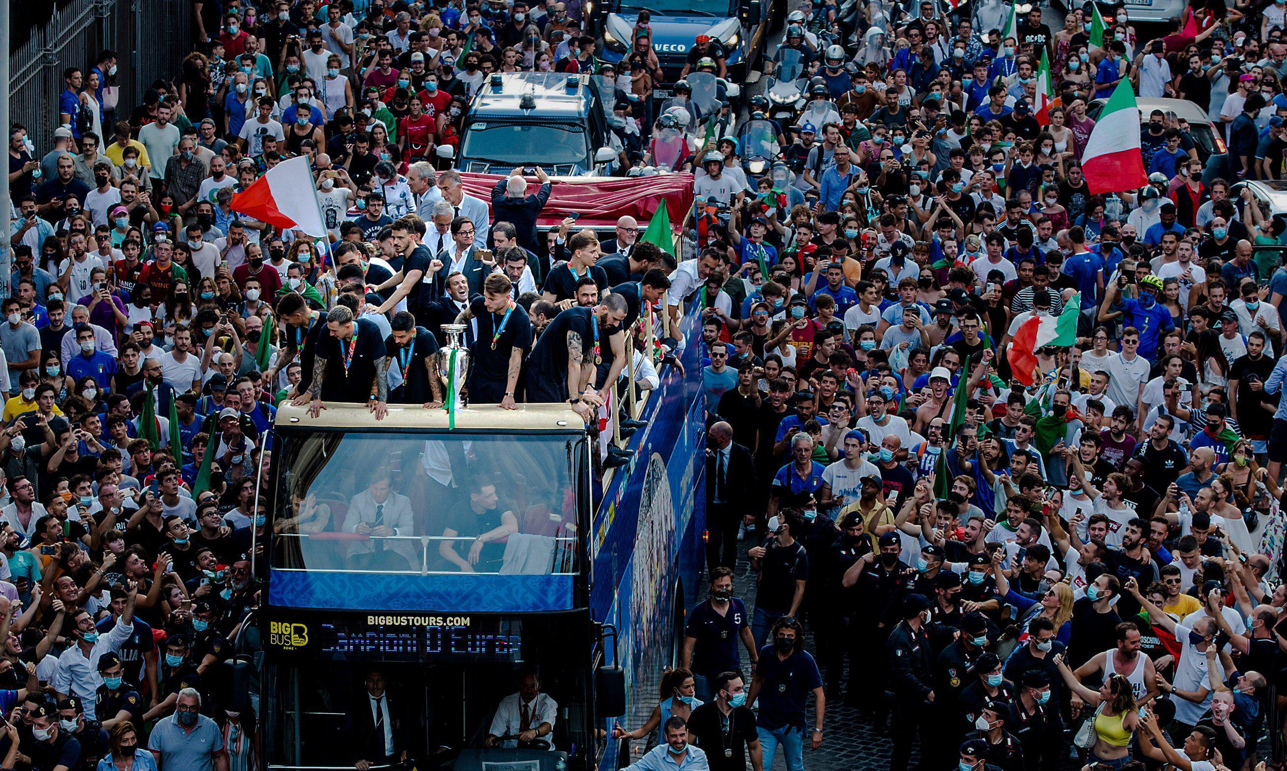 Roberto Mancini ve öğrencileri, Romada şampiyonluk turu attı