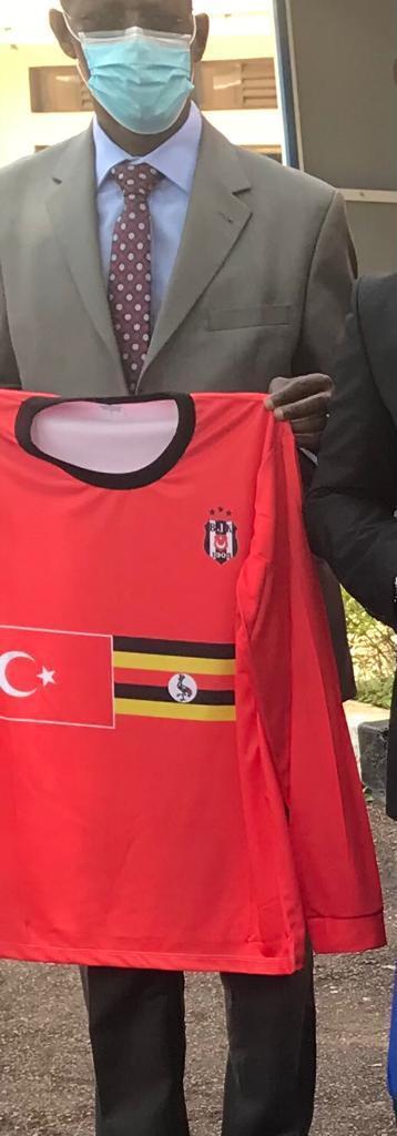 Ugandada Türk işadamları Beşiktaş ve Fenerbahçe formaları dağıttı