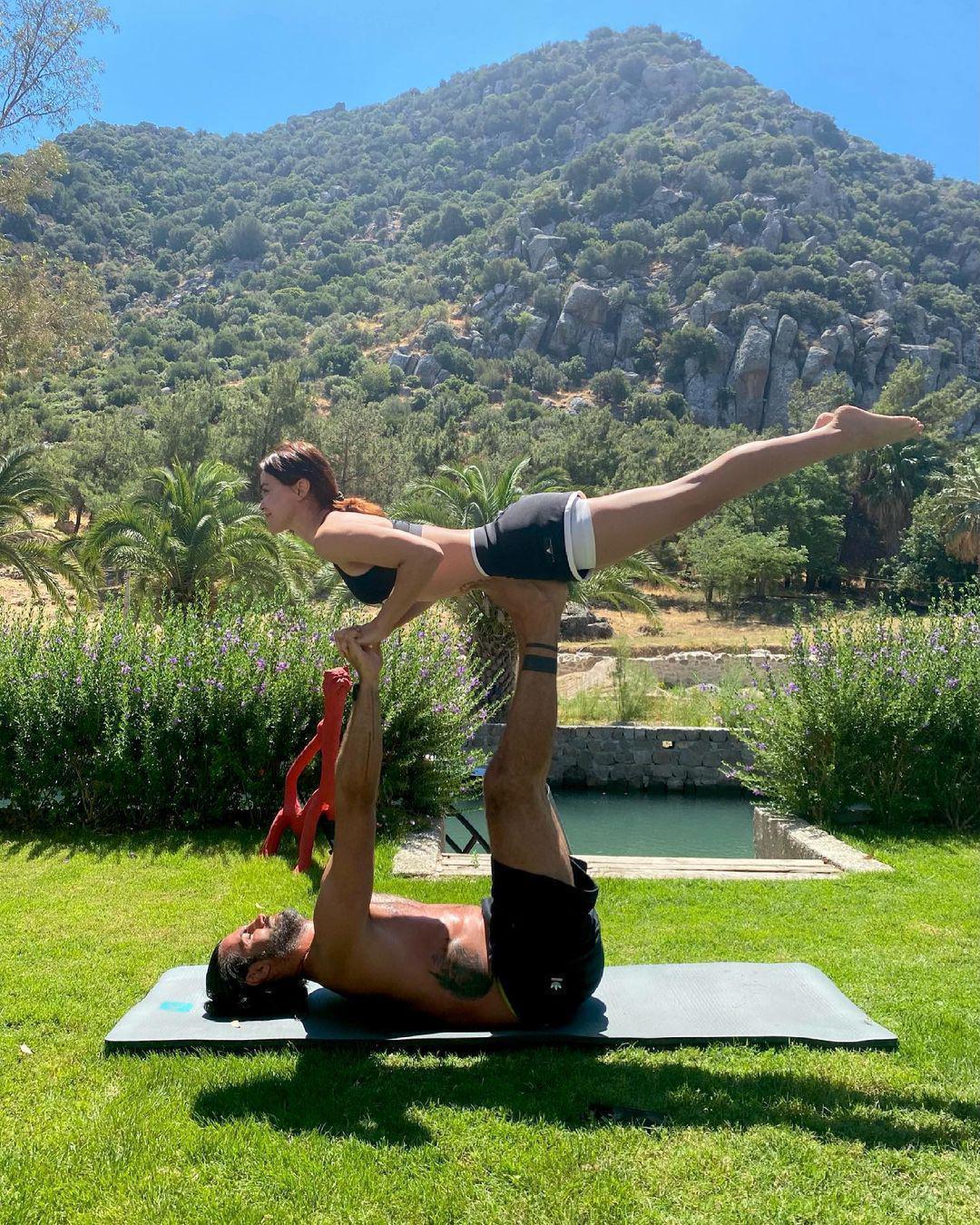 Demirel çiftinin yoga paylaşımına beğeni yağdı