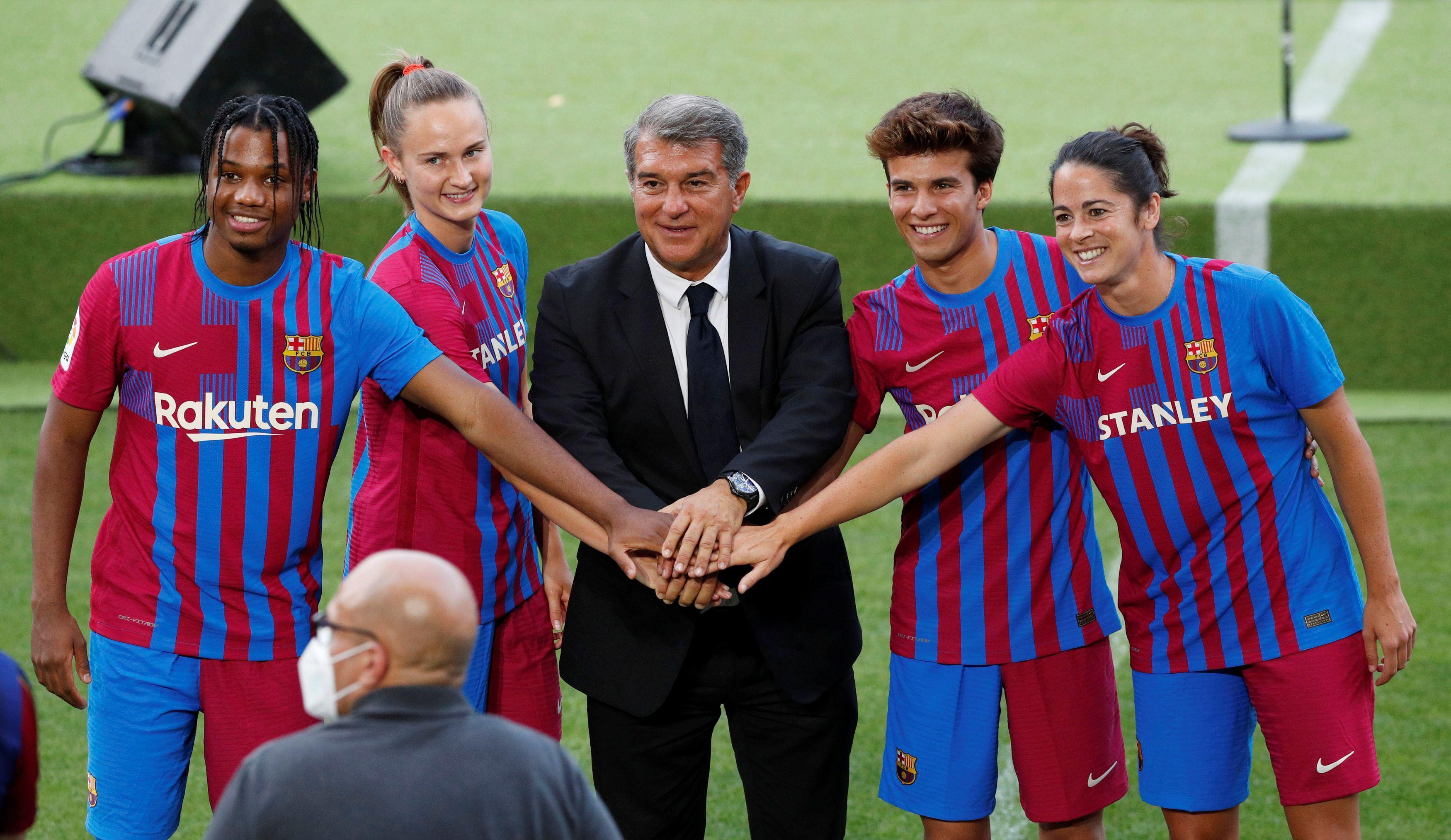Barcelona, 2021-2022 sezonu formalarını tanıttı