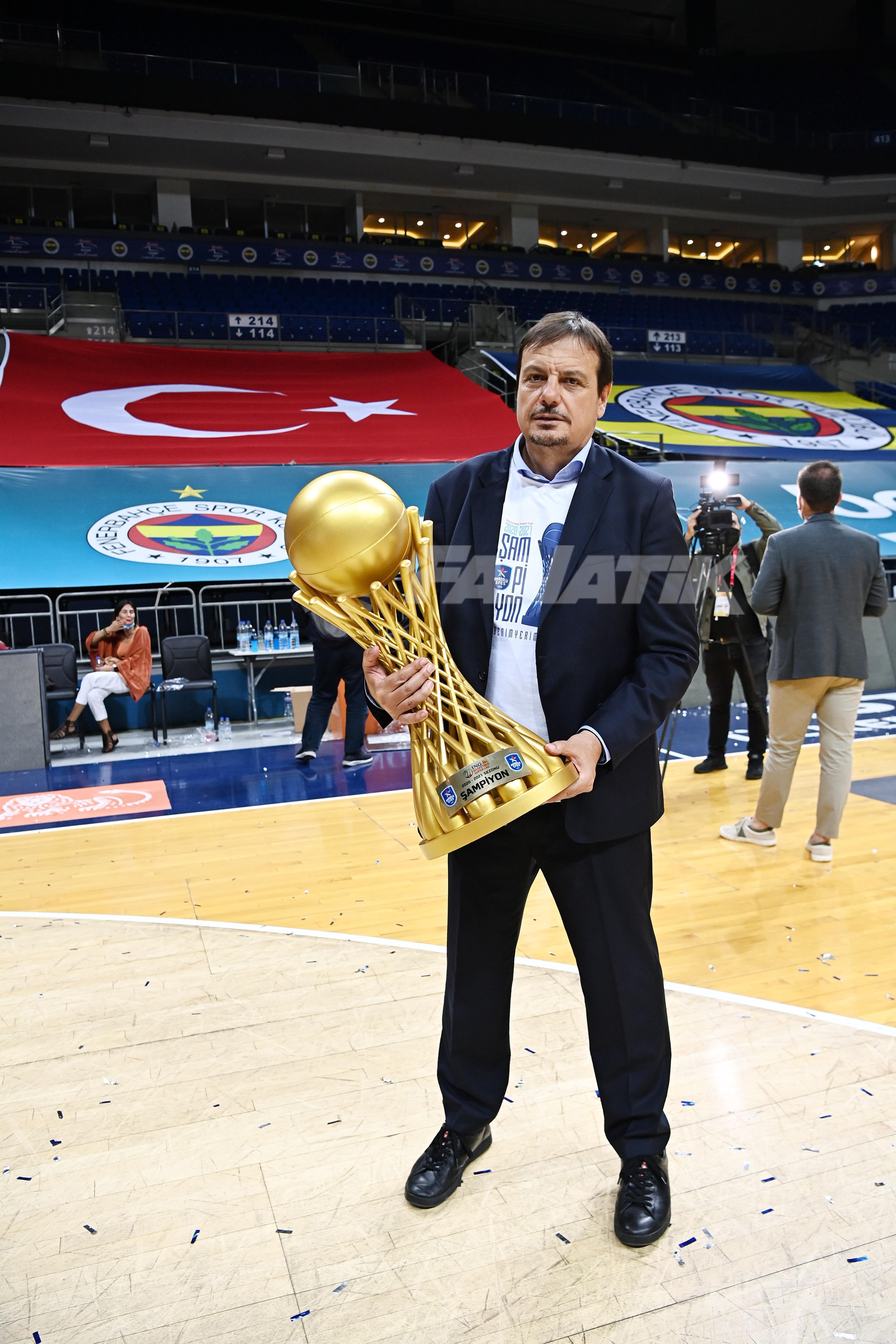 Anadolu Efes Başantrenörü Ergin Atamanın 5. lig şampiyonluğu