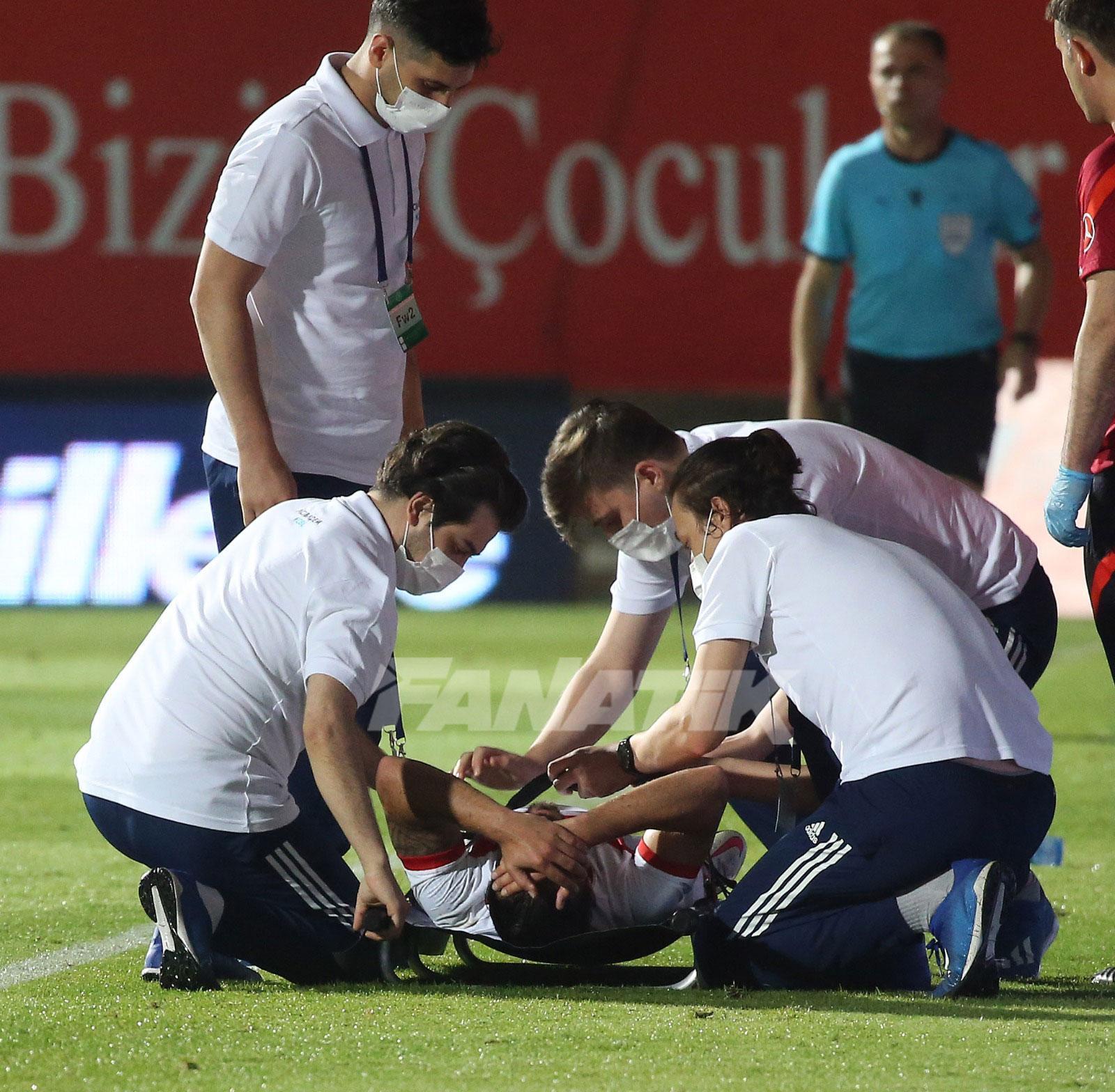 Son dakika Halil Akbunar sedyeyle çıktı Azerbaycan maçında üst üste kötü haberler