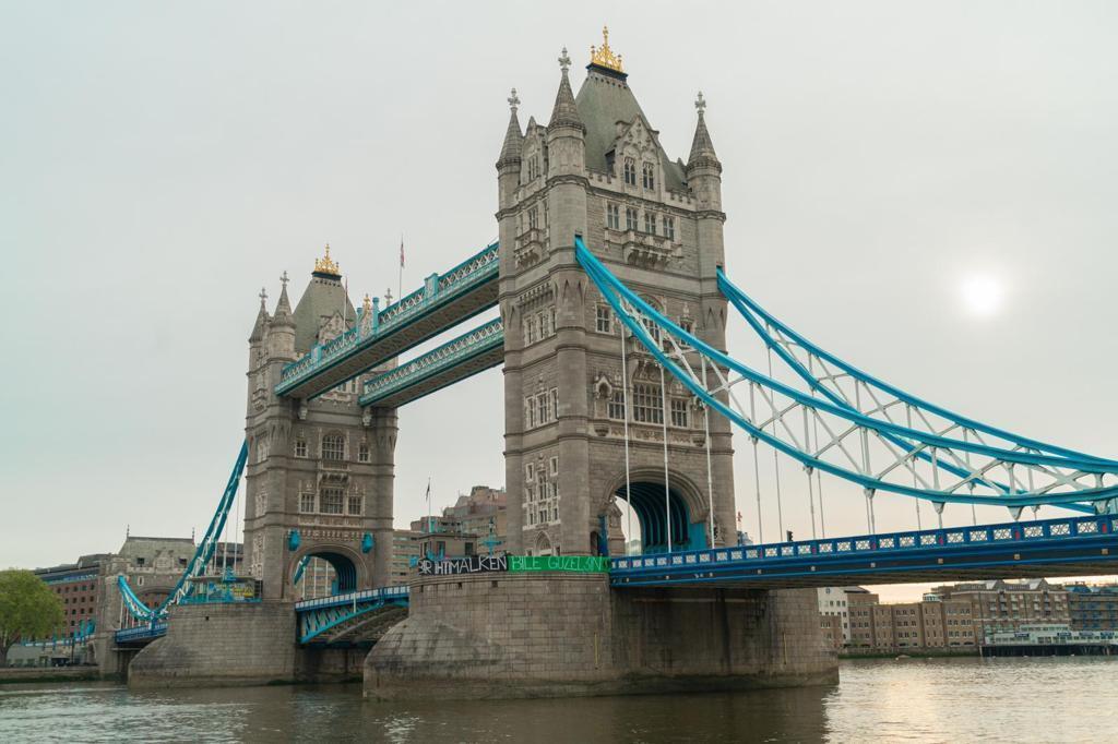 Londrada Tower Bridgede Sakaryaspor pankartı