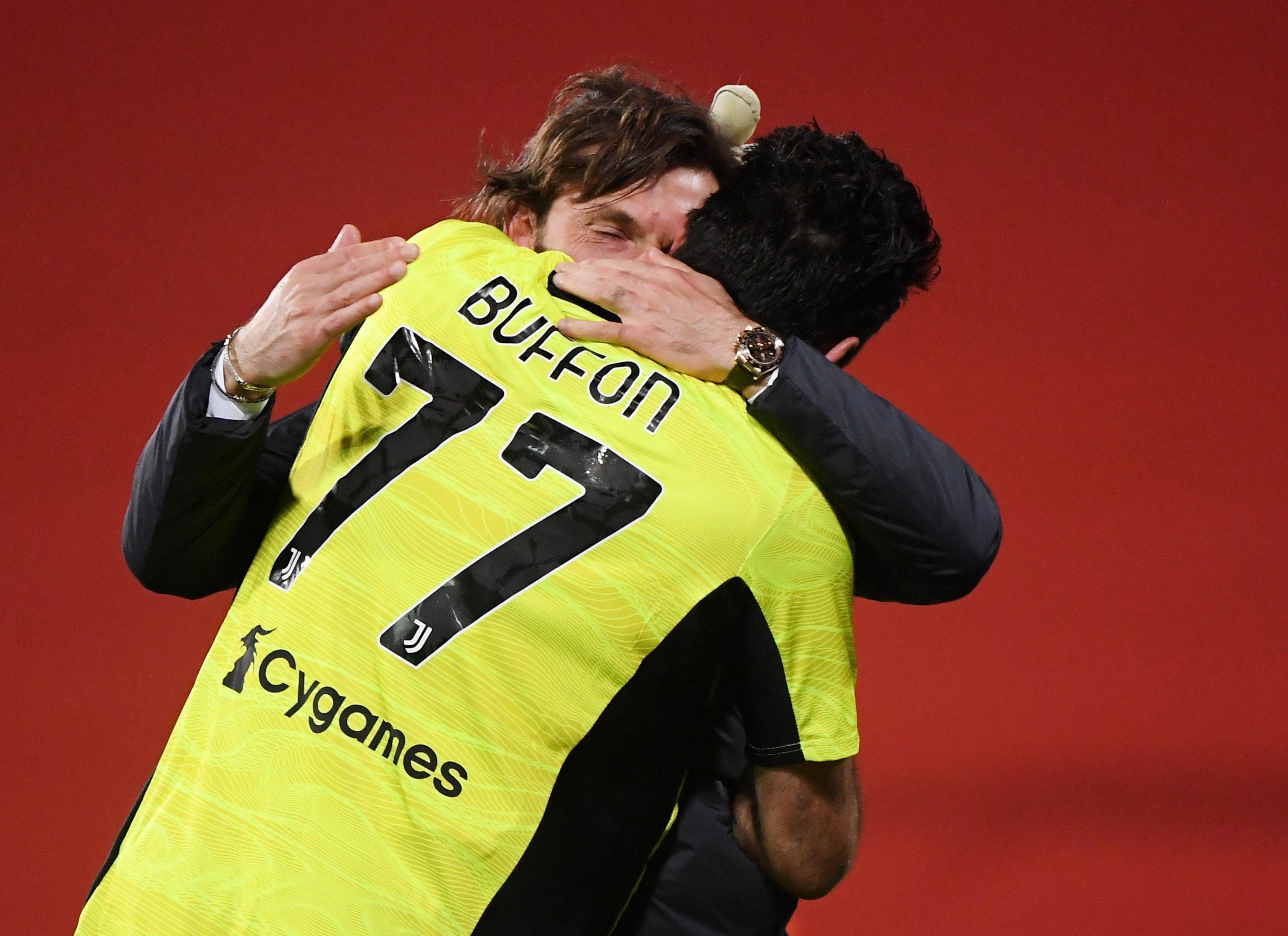 Juventus efsanesi Gianluigi Buffona kupayla veda