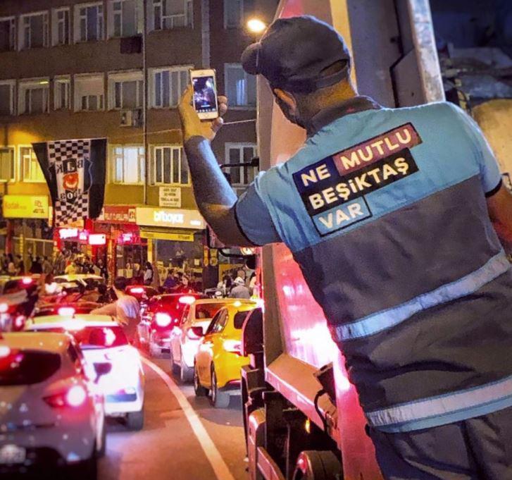 Paylaşım rekoru kıran Belediye çalışanı şampiyonluk kutlamasında