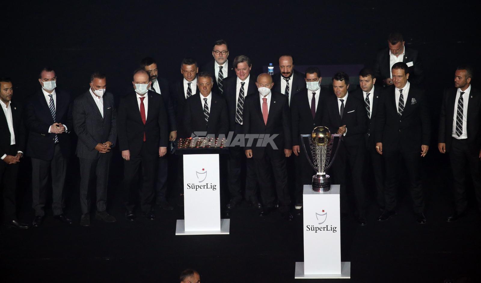 Beşiktaş, şampiyonluk kupasına kavuştu Vodafone Parkta gövde gösterisi